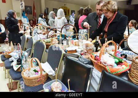 Montreal, Kanada. 30. April 2016. Hunderte von kanadischen Russen feiern der heiligste Tag des Jahres auf der Ostermesse in Montreal Kanada Nacht am Samstag, 30. April 2016 Credit: Megapress/Alamy Live News Stockfoto