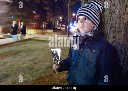 Montreal, Kanada. 30. April 2016. Hunderte von kanadischen Russen feiern der heiligste Tag des Jahres auf der Ostermesse in Montreal Kanada Nacht am Samstag, 30. April 2016 Credit: Megapress/Alamy Live News Stockfoto