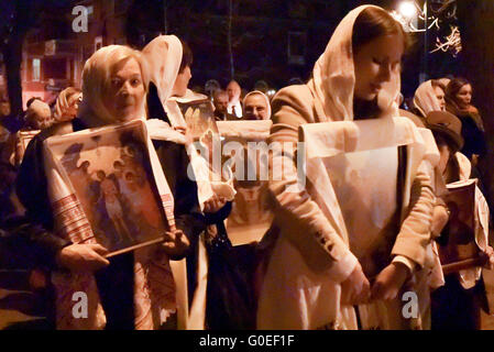 Hunderte von kanadischen Russen feiern den heiligsten Tag des Jahres in der Osternacht Masse in Montreal Kanada im April 30. Stockfoto