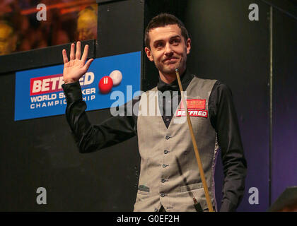 01.05.2016 der Tiegel, Sheffield, England. World Snooker Championship Finale, Mark Selby im Vergleich zu Din Junhui. Mark Selby tritt The Crucible Theatre für die Betfred World Snooker Championship Finale Stockfoto