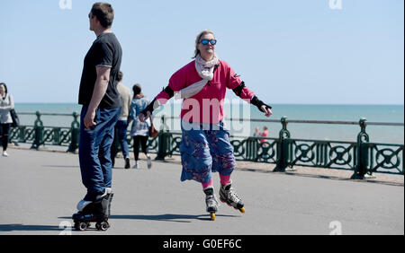 Hove Brighton UK 1. Mai 2016 - Gruppen von Roller Skater aus der ganzen Welt genießen die Frühlingssonne an Hove Küste heute Nachmittag während der Bank Holiday Wochenende Credit: Simon Dack/Alamy Live News Stockfoto