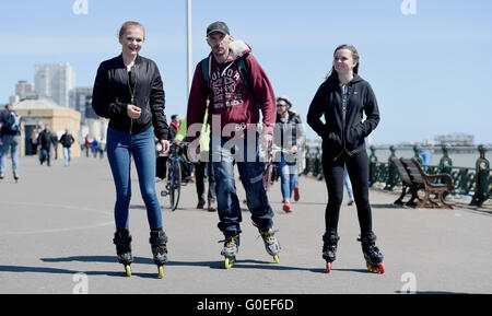 Hove Brighton UK 1. Mai 2016 - Gruppen von Rollerbladern aus der ganzen Welt genießen die Frühlingssonne an Hove Seafront an diesem Nachmittag während des Feiertagswochenendes Credit: Simon Dack/Alamy Live News Stockfoto