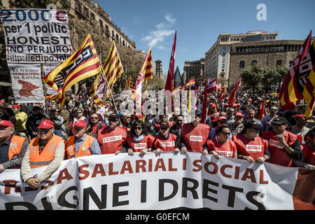 Barcelona, Katalonien, Spanien. 1. Mai 2016. Der Bürgermeister Gewerkschaften CC genannt. OO und UGT, unterstützen Tausende die Rallye am Ende den Marsch durch die Innenstadt von Barcelona gegen soziale Armut und für würdige Arbeitsbedingungen und Löhne am 1. Mai zu protestieren. © Matthias Oesterle/ZUMA Draht/Alamy Live-Nachrichten Stockfoto