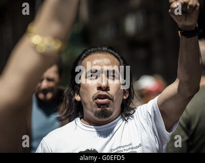 Barcelona, Katalonien, Spanien. 1. Mai 2016. Ein Demonstrant ruft Parolen, wie er in der Marsch von Tausenden durch die Innenstadt von Barcelona zu protestieren gegen soziale Armut und für würdige Arbeitsbedingungen und Löhne am 1. Mai teilnimmt. © Matthias Oesterle/ZUMA Draht/Alamy Live-Nachrichten Stockfoto