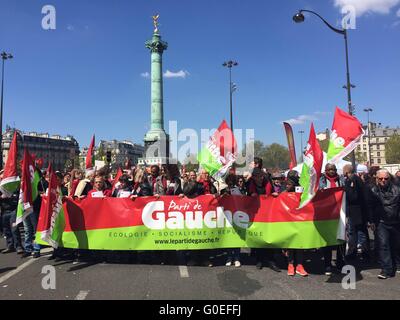 Paris, Frankreich. 1. Mai 2016. Menschen nehmen Teil an der Maifeiertag Parade in Paris, Frankreich, am 1. Mai 2016. Bildnachweis: Ying Qiang/Xinhua/Alamy Live-Nachrichten Stockfoto