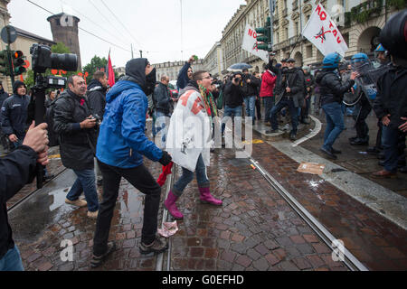 Turin, Italien. 1. Mai 2016. Demonstranten Zusammenstoß mit der Polizei während einer Demonstration am Tag der Arbeit. © Mauro Ujetto / pazifische Presse/Alamy Live News Stockfoto