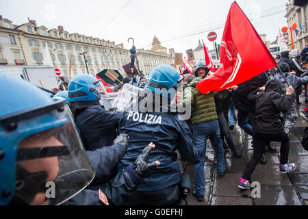 Turin, Italien. 1. Mai 2016. Demonstranten Zusammenstoß mit der Polizei während einer Demonstration am Tag der Arbeit. © Mauro Ujetto / pazifische Presse/Alamy Live News Stockfoto