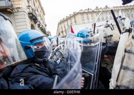 Turin, Italien. 1. Mai 2016. Demonstranten Zusammenstoß mit der Polizei während einer Demonstration am Tag der Arbeit. © Mauro Ujetto / pazifische Presse/Alamy Live News Stockfoto