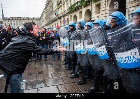 Turin, Italien. 1. Mai 2016. Demonstranten Zusammenstoß mit der Polizei während einer Demonstration am Tag der Arbeit. © Mauro Ujetto / pazifische Presse/Alamy Live News Stockfoto