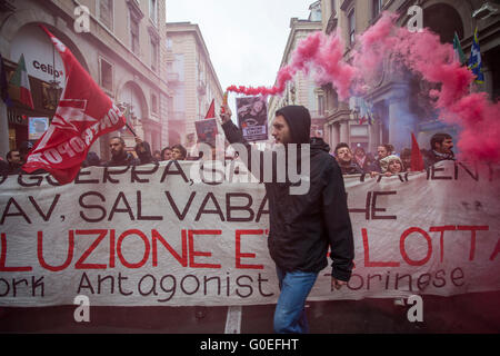 Turin, Italien. 1. Mai 2016. Eine extreme linke Demonstranten beleuchtet Fackel während der Demonstration am Tag der Arbeit. © Mauro Ujetto / pazifische Presse/Alamy Live News Stockfoto