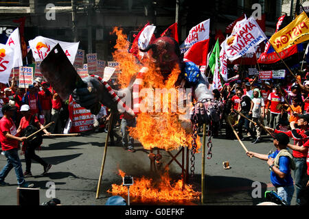 Philippinen. 1. Mai 2016. Demonstranten Beleuchtung das Bildnis des Präsidenten Aquino in Mendiola, Manila. Hunderte von Demonstranten marschierten an die US-Botschaft in Roxas Boulevard, Manila, ihre Beschwerden während der Mai Luft 1 Tag der Arbeit Protestkundgebung. © J Gerard Seguia/ZUMA Draht/Alamy Live-Nachrichten Stockfoto