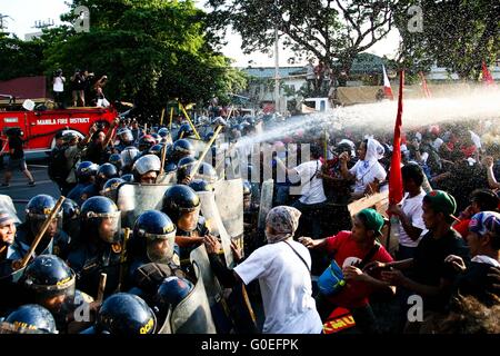 Philippinen. 1. Mai 2016. Demonstranten Zusammenstoß mit der Polizei vor der US-Botschaft in Roxas Boulevard, Manila. Hunderte von Demonstranten marschierten an die US-Botschaft in Roxas Boulevard, Manila, ihre Beschwerden während der Mai Luft 1 Tag der Arbeit Protestkundgebung. © J Gerard Seguia/ZUMA Draht/Alamy Live-Nachrichten Stockfoto