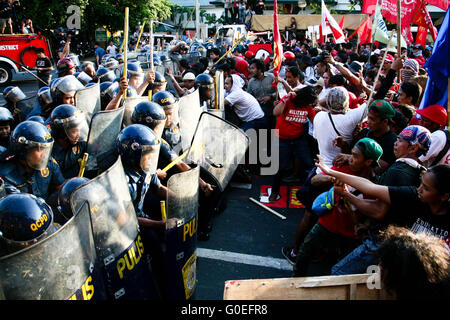 Philippinen. 1. Mai 2016. Demonstranten Zusammenstoß mit der Polizei vor der US-Botschaft in Roxas Boulevard, Manila. Hunderte von Demonstranten marschierten an die US-Botschaft in Roxas Boulevard, Manila, ihre Beschwerden während der Mai Luft 1 Tag der Arbeit Protestkundgebung. © J Gerard Seguia/ZUMA Draht/Alamy Live-Nachrichten Stockfoto