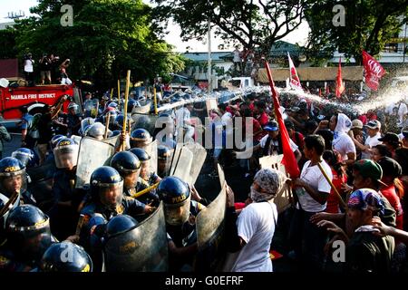 Philippinen. 1. Mai 2016. Demonstranten Zusammenstoß mit der Polizei vor der US-Botschaft in Roxas Boulevard, Manila. Hunderte von Demonstranten marschierten an die US-Botschaft in Roxas Boulevard, Manila, ihre Beschwerden während der Mai Luft 1 Tag der Arbeit Protestkundgebung. © J Gerard Seguia/ZUMA Draht/Alamy Live-Nachrichten Stockfoto