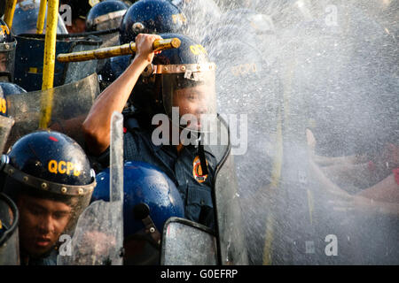 Philippinen. 1. Mai 2016. Demonstranten Zusammenstoß mit der Polizei vor der US-Botschaft in Roxas Boulevard, Manila. Hunderte von Demonstranten marschierten an die US-Botschaft in Roxas Boulevard, Manila, ihre Beschwerden während der Mai Luft 1 Tag der Arbeit Protestkundgebung. © J Gerard Seguia/ZUMA Draht/Alamy Live-Nachrichten Stockfoto