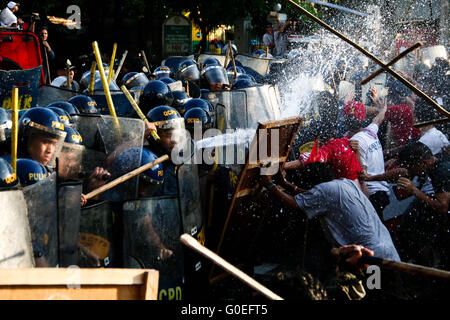 Philippinen. 1. Mai 2016. Demonstranten Zusammenstoß mit der Polizei vor der US-Botschaft in Roxas Boulevard, Manila. Hunderte von Demonstranten marschierten an die US-Botschaft in Roxas Boulevard, Manila, ihre Beschwerden während der Mai Luft 1 Tag der Arbeit Protestkundgebung. © J Gerard Seguia/ZUMA Draht/Alamy Live-Nachrichten Stockfoto