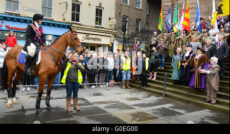 Berwick nach Tweed, England, 01 Mai 2016. Berwick nach Tweed, England, 01 Mai 2016. Rachel Martin führte Berwick nach Tweed 407th Reiten der Grenzen nach Erlaubnis vom Bürgermeister Hazel Battison, alten Stadtgrenzen zu fahren. Es war die Gewohnheit für den Bürgermeister, Bänder zu den Fahrern, schmücken ihre Pferde zu präsentieren eine Tradition, die in Form von Rosetten bis heute andauert. Die Grenzen wurden durch das Scots vereinbart und Englisch in 1438.Riding der Grenzen wurde einem bürgerlichen Anlass, im Jahr 1609. Bildnachweis: Troy GB Bilder/Alamy Live News Stockfoto