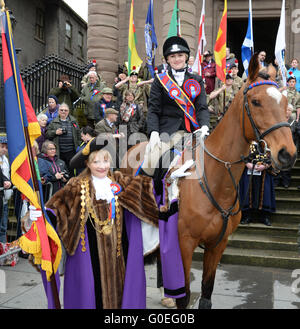 Berwick nach Tweed, England, 01 Mai 2016. Berwick nach Tweed, England, 01 Mai 2016. Rachel Martin führte Berwick nach Tweed 407th Reiten der Grenzen nach Erlaubnis vom Bürgermeister Hazel Bettison, alten Stadtgrenzen fahren. Es war die Gewohnheit für den Bürgermeister, Bänder zu den Fahrern, schmücken ihre Pferde zu präsentieren eine Tradition, die in Form von Rosetten bis heute andauert. Die Grenzen wurden durch das Scots vereinbart und Englisch in 1438.Riding der Grenzen wurde einem bürgerlichen Anlass, im Jahr 1609. Bildnachweis: Troy GB Bilder/Alamy Live News Stockfoto