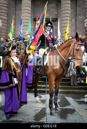 Berwick nach Tweed, England, 01 Mai 2016. Berwick nach Tweed, England, 01 Mai 2016. Rachel Martin führte Berwick nach Tweed 407th Reiten der Grenzen nach Erlaubnis vom Bürgermeister Hazel Bettison, alten Stadtgrenzen fahren. Es war die Gewohnheit für den Bürgermeister, Bänder zu den Fahrern, schmücken ihre Pferde zu präsentieren eine Tradition, die in Form von Rosetten bis heute andauert. Die Grenzen wurden durch das Scots vereinbart und Englisch in 1438.Riding der Grenzen wurde einem bürgerlichen Anlass, im Jahr 1609. Bildnachweis: Troy GB Bilder/Alamy Live News Stockfoto