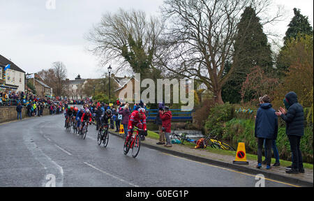 Great Ayton, North Yorkshire, UK, 1. Mai 2016. An einem regnerischen Morgen säumen Menschenmengen die Straße, als die führenden Radfahrer in Stufe 3 der 2016 Tour de Yorkshire durch das Dorf fahren. Bildnachweis: Julie Fryer/Alamy Live-Nachrichten Stockfoto