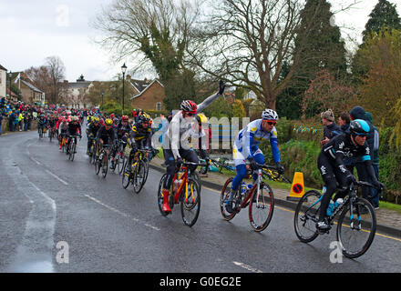 Great Ayton, North Yorkshire, UK, 1. Mai 2016. Ein Radfahrer erhebt seine Hand um Unterstützung zu erhalten, als das Hauptfeld durchläuft das Dorf bei Regenwetter, die nicht die große Masse der Zuschauer abgeschreckt hat. Bildnachweis: Julie Fryer/Alamy Live-Nachrichten Stockfoto