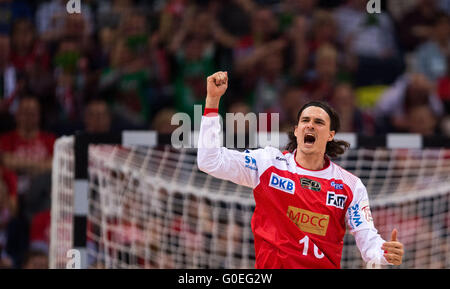 Hamburg, Deutschland. 30. April 2016. Magdeburgs Torhüter Jannick grün Krejberg reagiert während des DHB-Pokal Halbfinale Finale Handball Spiels zwischen Bergischer HC und SC Magdeburg in der Barlaycard Arena in Hamburg, Deutschland, 30. April 2016. Foto: LUKAS SCHULZE/Dpa/Alamy Live News Stockfoto