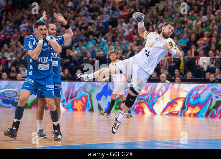 Hamburg, Deutschland. 30. April 2016. Magdeburger Jacob Bagersted (R) in Aktion, mit Ace Jonovski (L) und Kristian Nippes von Bergischer HC während des DHB-Pokal Halbfinale Finale Handball Spiels zwischen Bergischer HC und SC Magdeburg in der Barlaycard Arena in Hamburg, Deutschland, 30. April 2016 auf. Foto: LUKAS SCHULZE/Dpa/Alamy Live News Stockfoto