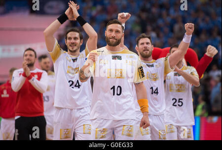 Hamburg, Deutschland. 30. April 2016. Magdeburger Andreas Rojewski (L-R), Michael Haass, Fabian van Olphen, Jacob Bagersted und Marko Bezjak feiern nach dem DHB-Pokal Halbfinale Finale Handball Spiel zwischen Bergischer HC und SC Magdeburg in der Barlaycard Arena in Hamburg, Deutschland, 30. April 2016. Foto: LUKAS SCHULZE/Dpa/Alamy Live News Stockfoto