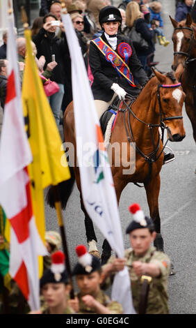 Berwick nach Tweed, England, 01 Mai 2016. Berwick nach Tweed, England, 01 Mai 2016. Rachel Martin führte Berwick nach Tweed 407th Reiten der Grenzen nach Erlaubnis des Bürgermeisters, die alten Stadtgrenzen zu fahren. Es war die Gewohnheit für den Bürgermeister, Bänder zu den Fahrern, schmücken ihre Pferde zu präsentieren eine Tradition, die in Form von Rosetten bis heute andauert. Die Grenzen wurden durch das Scots vereinbart und Englisch in 1438.Riding der Grenzen wurde einem bürgerlichen Anlass, im Jahr 1609. Bildnachweis: Troy GB Bilder/Alamy Live News Stockfoto