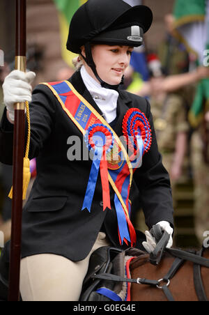 Berwick nach Tweed, England, 01 Mai 2016. Berwick nach Tweed, England, 01 Mai 2016. Rachel Martin führte Berwick nach Tweed 407th Reiten der Grenzen nach Erlaubnis des Bürgermeisters, die alten Stadtgrenzen zu fahren. Es war die Gewohnheit für den Bürgermeister, Bänder zu den Fahrern, schmücken ihre Pferde zu präsentieren eine Tradition, die in Form von Rosetten bis heute andauert. Die Grenzen wurden durch die Schotten und Engländer im Jahre 1438 vereinbart. Reiten der Grenzen wurde einem bürgerlichen Anlass, im Jahr 1609. Bildnachweis: Troy GB Bilder/Alamy Live News Stockfoto