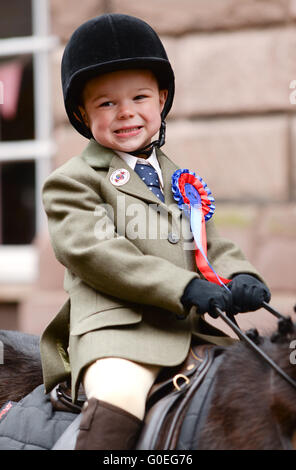 Berwick nach Tweed, England, 01 Mai 2016. Berwick nach Tweed, England, 01 Mai 2016. Berwick nach Tweed ist 407th von der jüngste Fahrer 5 Jahre alten Grenzen John McFee Reiten. Die Grenzen wurden durch das Scots vereinbart und Englisch in 1438.Riding der Grenzen wurde einem bürgerlichen Anlass, im Jahr 1609. Bildnachweis: Troy GB Bilder/Alamy Live News Stockfoto