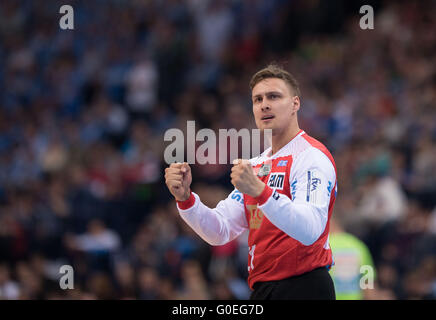 Hamburg, Deutschland. 30. April 2016. Magdeburgs Torhüter Dario Quenstedt reagiert während des DHB-Pokal Halbfinale Finale Handball Spiels zwischen Bergischer HC und SC Magdeburg in der Barlaycard Arena in Hamburg, Deutschland, 30. April 2016. Foto: LUKAS SCHULZE/Dpa/Alamy Live News Stockfoto