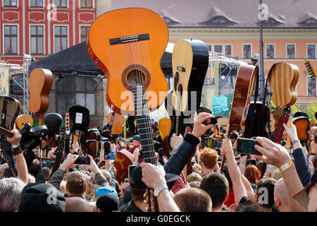 Marktplatz, Wroclaw/Breslau, Polen. 1. Mai 2016. Jimi Hendrix "Hey Joe" fand am 7345 Gitarren in Wroclaw, Polen statt. Das heißt neue Guinness Rekord Credit: Piotr Zajac/Alamy Live News Stockfoto