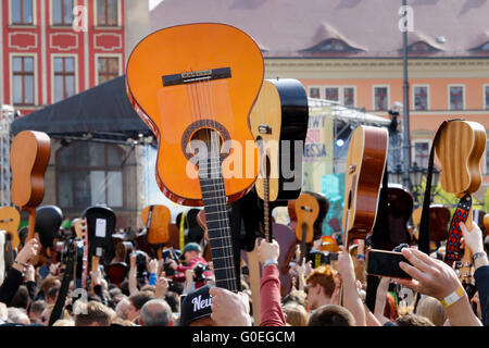 Marktplatz, Wroclaw/Breslau, Polen. 1. Mai 2016. Jimi Hendrix "Hey Joe" fand am 7345 Gitarren in Wroclaw, Polen statt. Das heißt neue Guinness Rekord Credit: Piotr Zajac/Alamy Live News Stockfoto