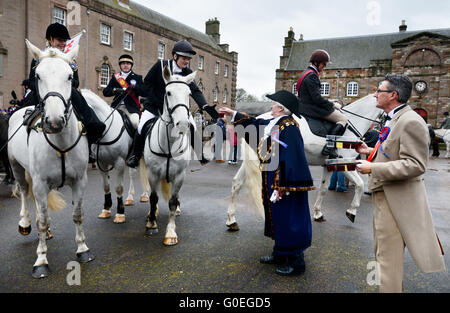 Berwick nach Tweed, England, 01 Mai 2016. Berwick nach Tweed, England, 01 Mai 2016. Berwick nach Tweed ist 407th reiten die Ausgrenze, Sheriff Ian Hay Übergabe Steigbügel Tassen für Fahrer in der Barracks.The Grenzen wurden durch die Schotten und Engländer in 1438.Riding der Grenzen abgestimmten Vorgaben wurde einem bürgerlichen Anlass, im Jahr 1609. Bildnachweis: Troy GB Bilder/Alamy Live News Stockfoto