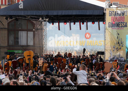Marktplatz, Wroclaw/Breslau, Polen. 1. Mai 2016. Jimi Hendrix "Hey Joe" fand am 7345 Gitarren in Wroclaw, Polen statt. Das heißt neue Guinness Rekord Credit: Piotr Zajac/Alamy Live News Stockfoto