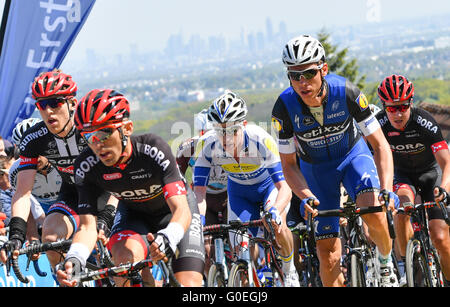 Königstein-Mammolshain, Deutschland. 1. Mai 2016. Tony Martin (2-R) von Team Etixx-Quick Step ist an der Spitze während der Eschborn-Frankfurt City Loop in Königstein-Mammolshain, Deutschland, 1. Mai 2016. Foto: ARNE DEDERT/Dpa/Alamy Live-Nachrichten Stockfoto