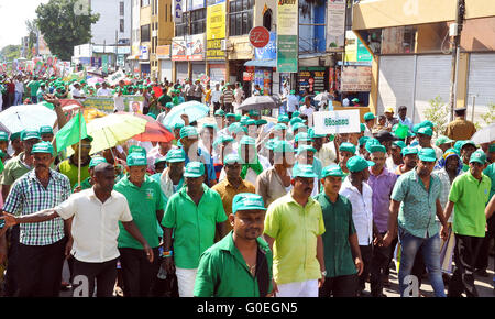 Colombo, Sri Lanka. 1. Mai 2016. Menschen besuchen eine Kundgebung anlässlich der International Labor Day in Colombo, Sri Lanka, 1. Mai 2016. © Ajith Perera/Xinhua/Alamy Live-Nachrichten Stockfoto