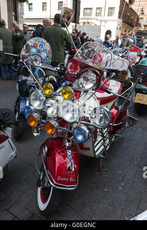 London, UK. 1. Mai 2016. Scooterists versammeln sich vor dem Lauf in Carnaby Street. Hunderte von Scooterists beteiligen sich am jährlichen Buckingham Palace Scooter Run im Zentrum von London. © Lebendige Bilder/Alamy Stockfoto