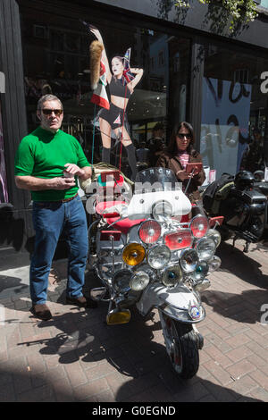 London, UK. 1. Mai 2016. Scooterists versammeln sich vor dem Lauf in Carnaby Street. Hunderte von Scooterists beteiligen sich am jährlichen Buckingham Palace Scooter Run im Zentrum von London. © Lebendige Bilder/Alamy Stockfoto