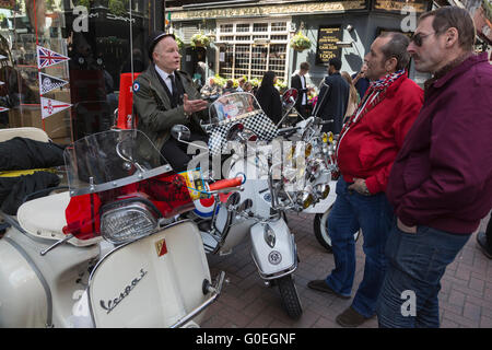 London, UK. 1. Mai 2016. Scooterists versammeln sich vor dem Lauf in Carnaby Street. Hunderte von Scooterists beteiligen sich am jährlichen Buckingham Palace Scooter Run im Zentrum von London. © Lebendige Bilder/Alamy Stockfoto