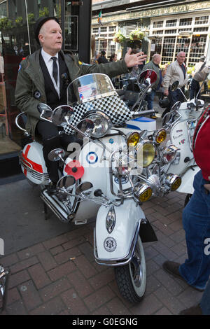 London, UK. 1. Mai 2016. Scooterists versammeln sich vor dem Lauf in Carnaby Street. Hunderte von Scooterists beteiligen sich am jährlichen Buckingham Palace Scooter Run im Zentrum von London. © Lebendige Bilder/Alamy Stockfoto