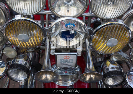 London, UK. 1. Mai 2016. Scooterists versammeln sich vor dem Lauf in Carnaby Street. Hunderte von Scooterists beteiligen sich am jährlichen Buckingham Palace Scooter Run im Zentrum von London. © Lebendige Bilder/Alamy Stockfoto