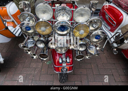 London, UK. 1. Mai 2016. Scooterists versammeln sich vor dem Lauf in Carnaby Street. Hunderte von Scooterists beteiligen sich am jährlichen Buckingham Palace Scooter Run im Zentrum von London. © Lebendige Bilder/Alamy Stockfoto