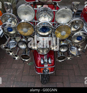 London, UK. 1. Mai 2016. Scooterists versammeln sich vor dem Lauf in Carnaby Street. Hunderte von Scooterists beteiligen sich am jährlichen Buckingham Palace Scooter Run im Zentrum von London. © Lebendige Bilder/Alamy Stockfoto