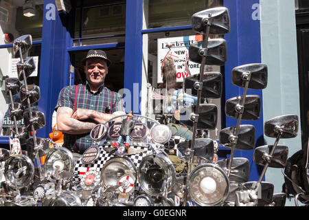 London, UK. 1. Mai 2016. Scooterists versammeln sich vor dem Lauf in Carnaby Street. Hunderte von Scooterists beteiligen sich am jährlichen Buckingham Palace Scooter Run im Zentrum von London. © Lebendige Bilder/Alamy Stockfoto