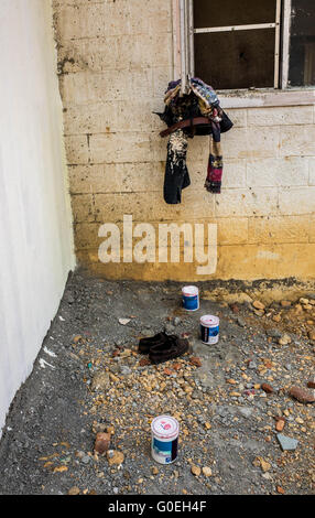 Hetauda, zentrale Region, Nepal. 1. Mai 2016. Maler aus am Maifeiertag. ein Maler, Kleidung, ein Fenster in einer Fabrik in Nepal hängen, da er außerhalb des Dienstes für Mai Tag ist. Bildnachweis: Suman Acharya/Alamy Live-Nachrichten Stockfoto