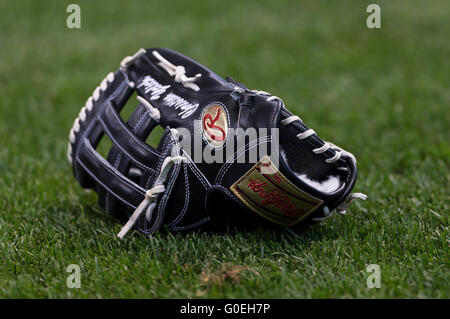 Milwaukee, WI, USA. 30. April 2016. Rawlings Handschuh während der Major League Baseball Spiel zwischen den Milwaukee Brewers und die Miami Marlins im Miller Park in Milwaukee, Wisconsin. John Fisher/CSM/Alamy Live-Nachrichten Stockfoto