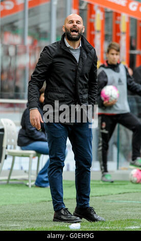 Mailand, Italien. am 1. Mai, 2016: Roberto Stellone Gesten während der Serie A Fußballspiel zwischen AC Mailand und Frosinone Calcio Credit: Nicolò Campo/Alamy Live News Stockfoto