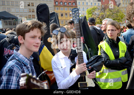 Wroclaw, Polen. 1. Mai 2016. Nicht identifizierte Gruppe von jungen Leuten spielen Hey Joe während danke Jimi Festival am 1. Mai 2016 in Wroclaw, Polen. Bildnachweis: Bartolomeus Magierowski/Alamy Live-Nachrichten Stockfoto